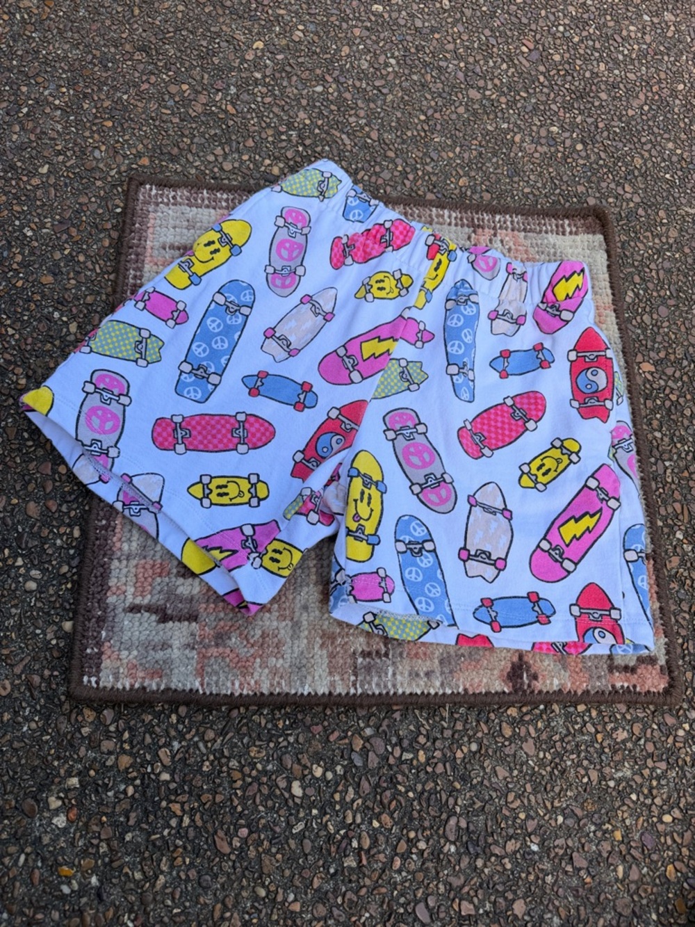 😋⚡️🛹☮️PacSun Kids White Shorts with Pink Yellow Blue Skateboard Print XL 12